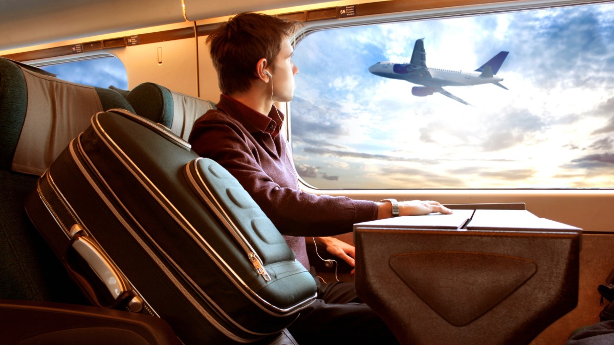 passeggero in treno con vista aereo dal finestrino